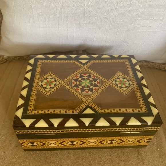 Beautiful Middle East Syrian inlaid box - Picture 9 of 10